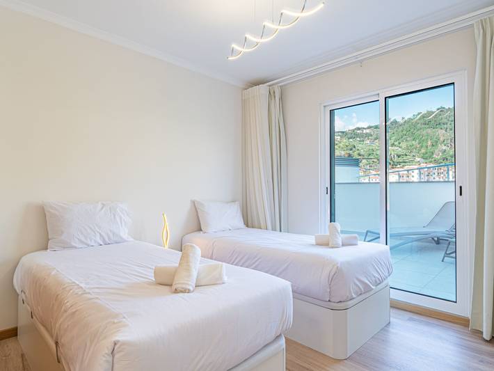 Ganze Wohnung, "Sonnenblume" mit Gemeinschaftspool in Caniço, Madeira