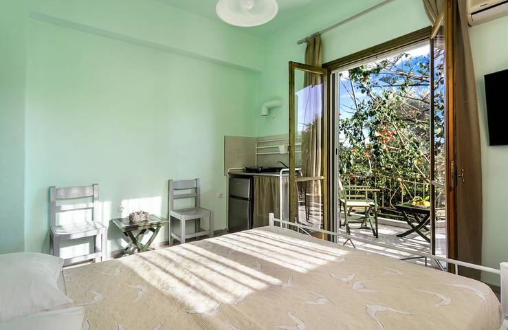 Entire studio, Studio Apartment 'Old Boat Double Studio 5' with Sea View, Wi-Fi and Air Conditioning in Nikiana, Alexandros
