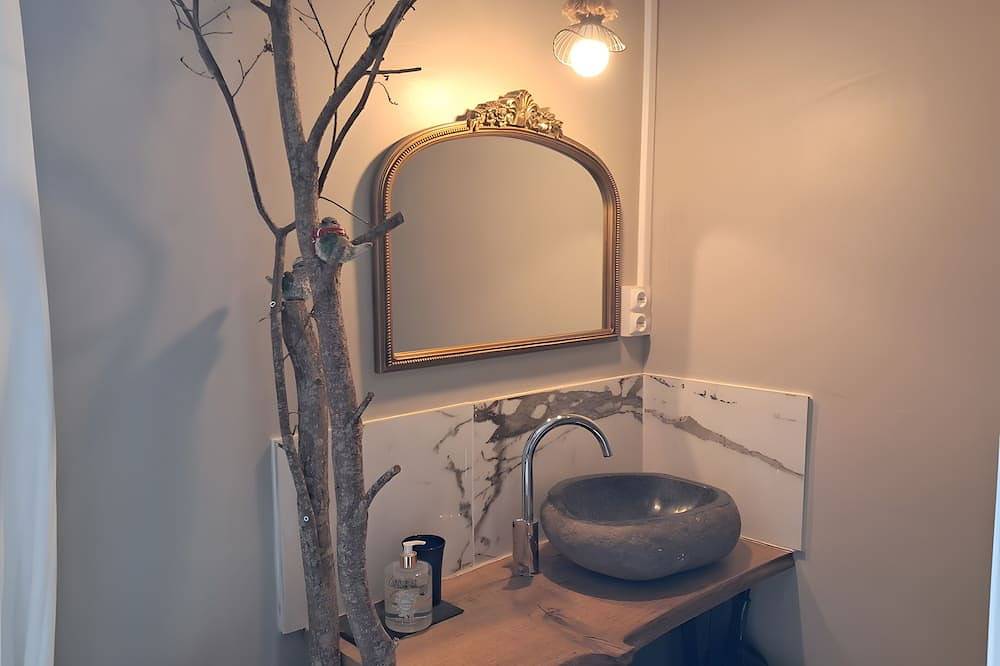 Chambre d’hôtes « La Chambre Jp à La Parenthèse » : vue montagne, jardin partagé, Wi-Fi in Folles, Région de Bellac