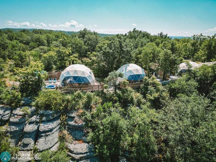 Tente pour 4 personnes, avec Jacuzzi et Terrasse ainsi que Jardin et Piscine à Ruoms