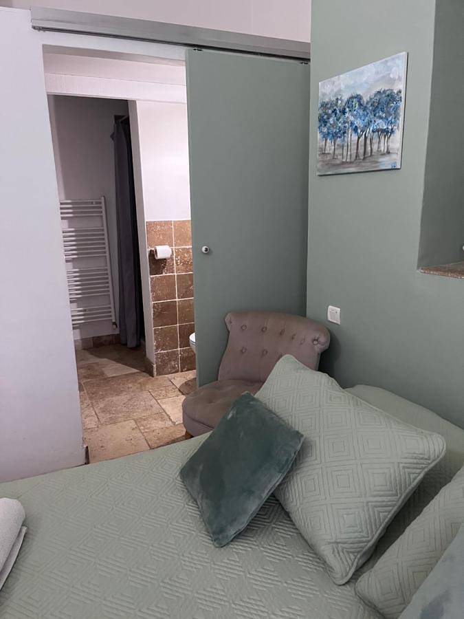 Location de vacances pour 2 personnes, avec vue ainsi que piscine et jardin à Puyvert - 4