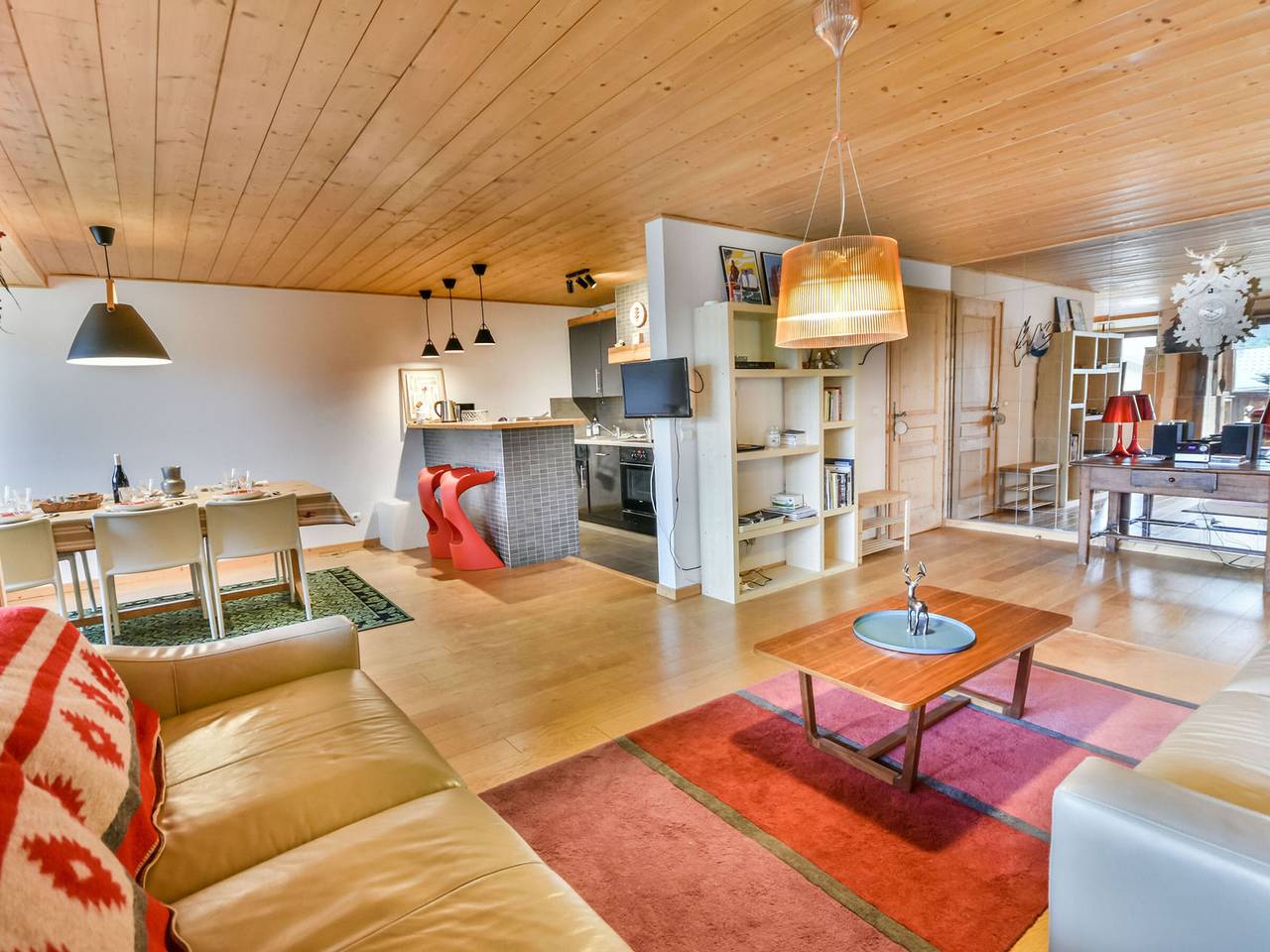 Entire apartment, Spacious 3Br Apt - 6-8p, Near Slopes, Sunny Terrace, Parking in Les Gets, Les Portes du Soleil