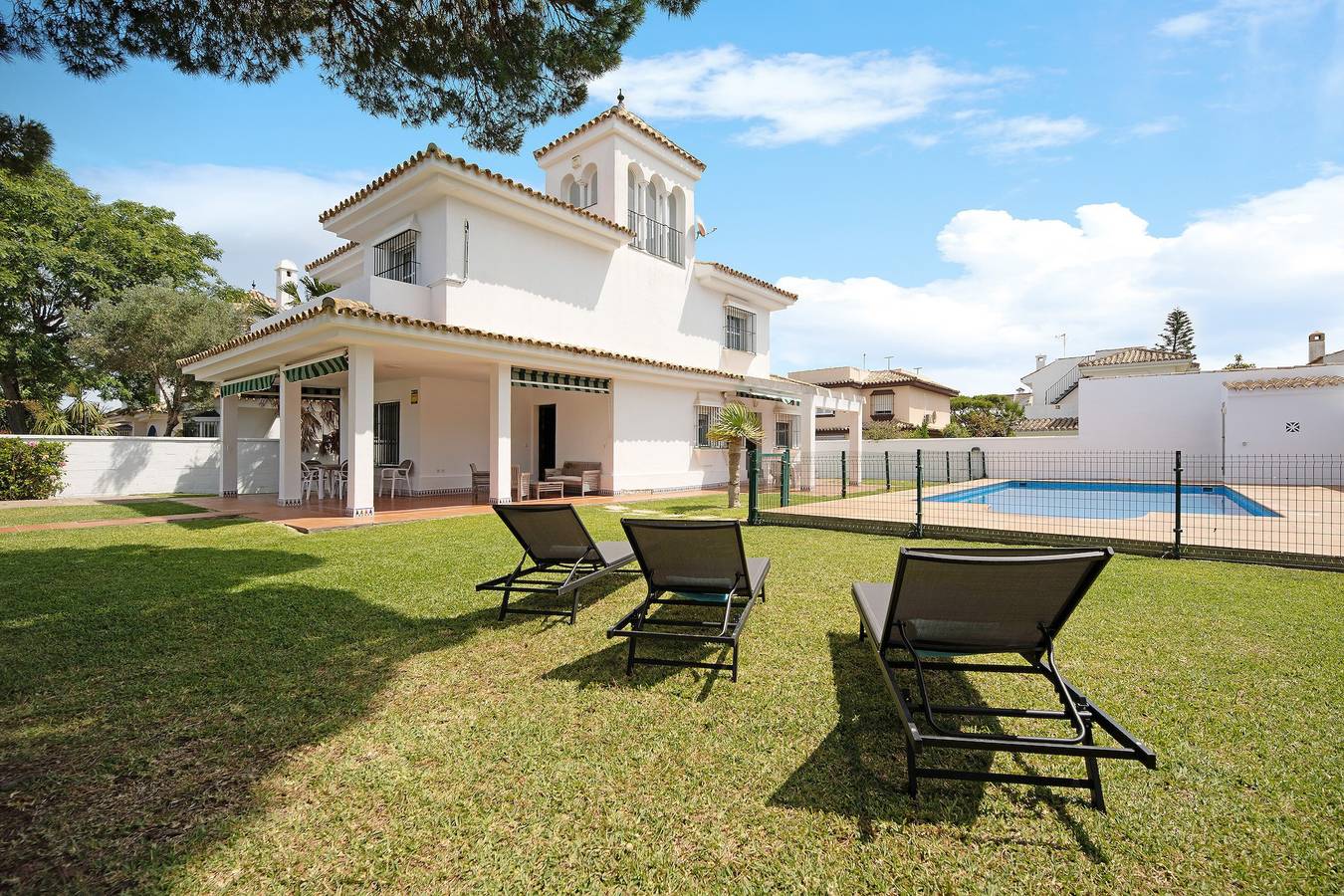 Villa Virgen del Camino junto a la playa, con piscina, terraza y jardín in Sancti Petri, Chiclana de la Frontera
