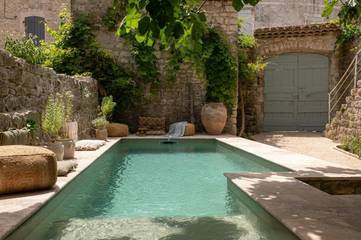 Gîte pour 6 personnes, avec terrasse et piscine à Berrias-et-Casteljau