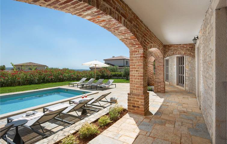Geräumige 2-Zimmer-Wohnung mit Pool und Terrasse in der Nähe des Stadtzentrums von Heraki in Sveti Lovreč Pazenatički, Zentralistrien