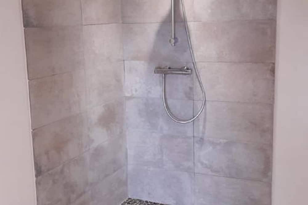 Chambre indépendante avec piscine partagée in Castelnau-de-Mandailles, Parc naturel régional de l'Aubrac