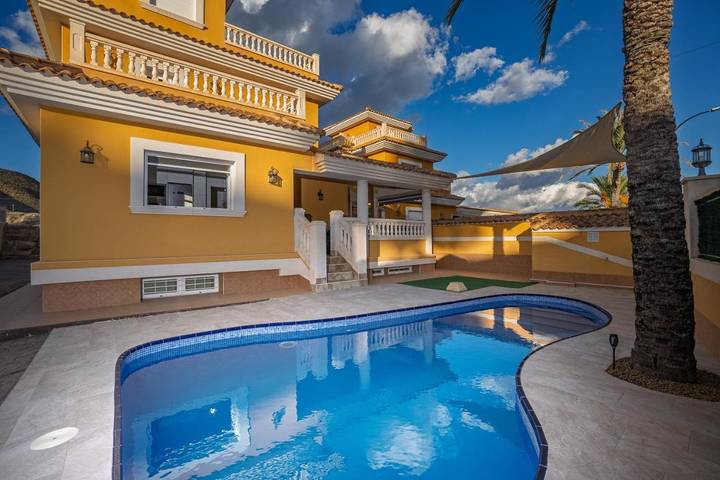 Chalet para 10 personas, con vistas además de piscina y terraza en Campello