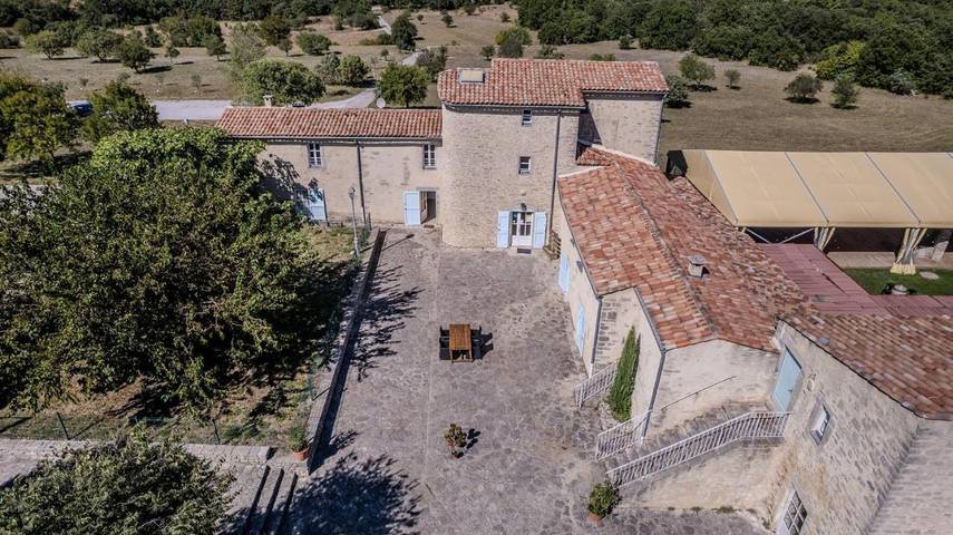 Hôtel pour 2 personnes, avec Terrasse et Jardin ainsi que Piscine et Vue à Ferrières-les-Verreries