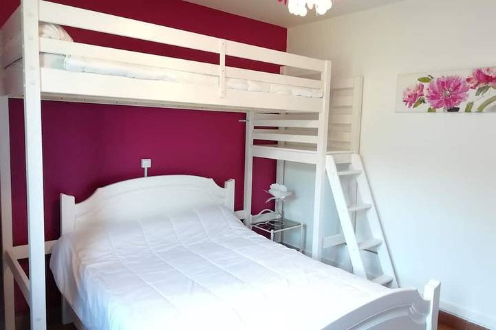 Entire apartment, Apartment with closed bicycle storage and WIFI - Center of Bourg D'oisans in Le Bourg-d'Oisans, Écrins National Park