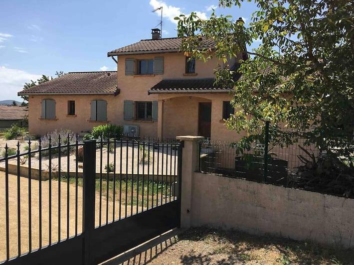 Gîte pour 5 personnes, avec vue ainsi que terrasse et jardin à Saint-Germain-Nuelles - 2