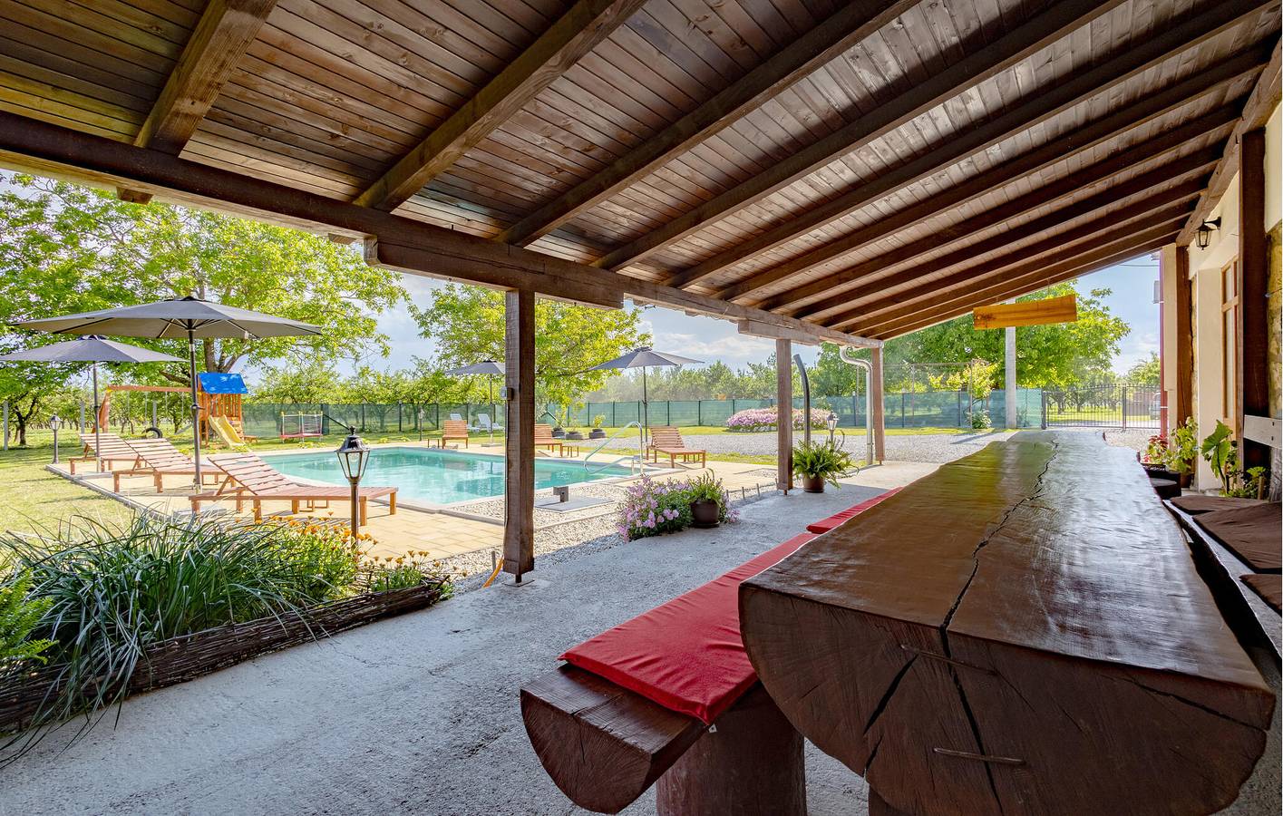 Gemütliche 2-Zimmer-Wohnung mit Pool, WLAN, Terrasse und Parkplatz in Pozega-Slawonien