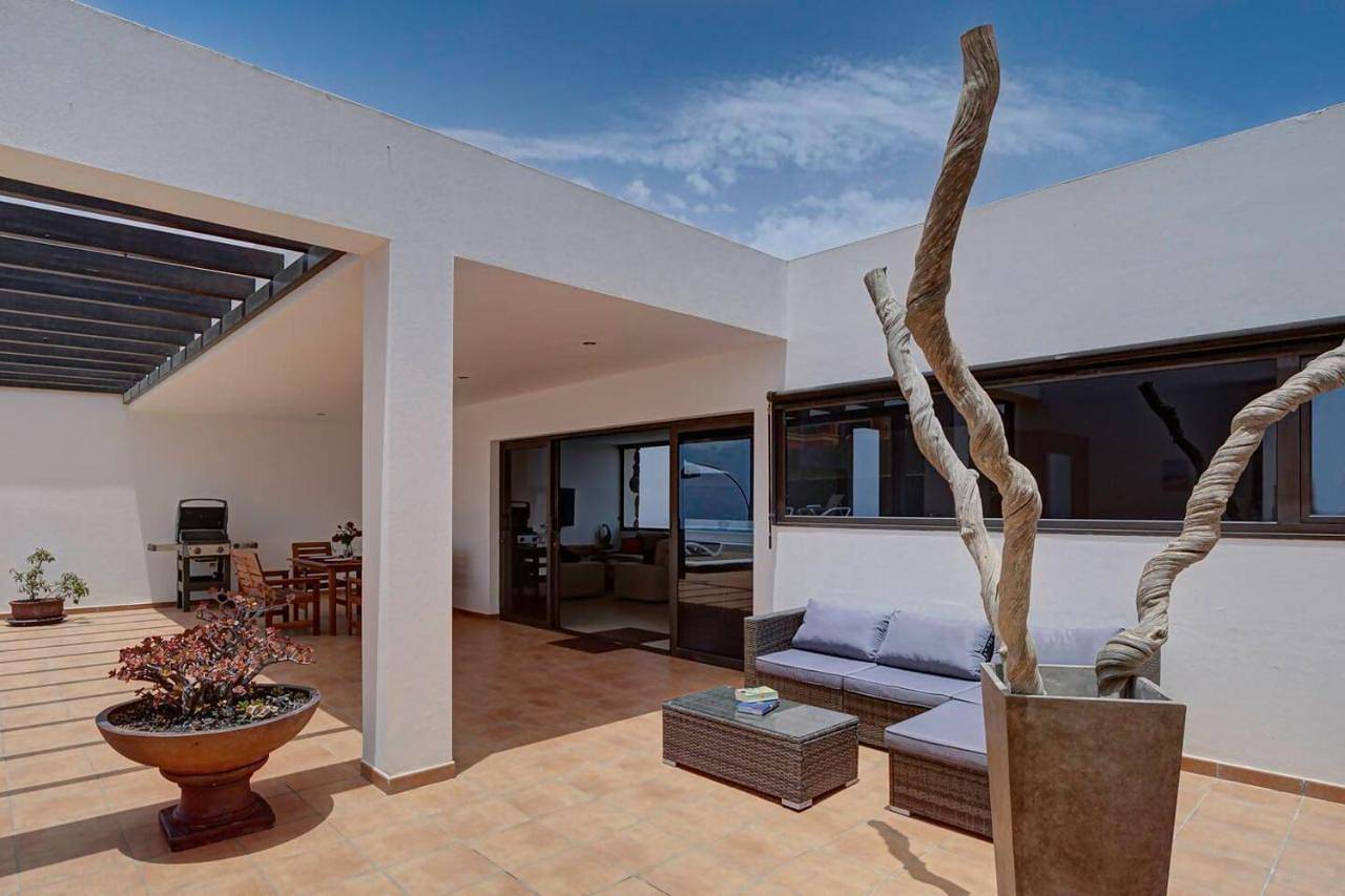 Superior Villa in Villaverde, La Oliva