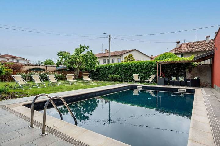 Location de vacances pour 12 personnes, avec jardin et piscine à Narzole