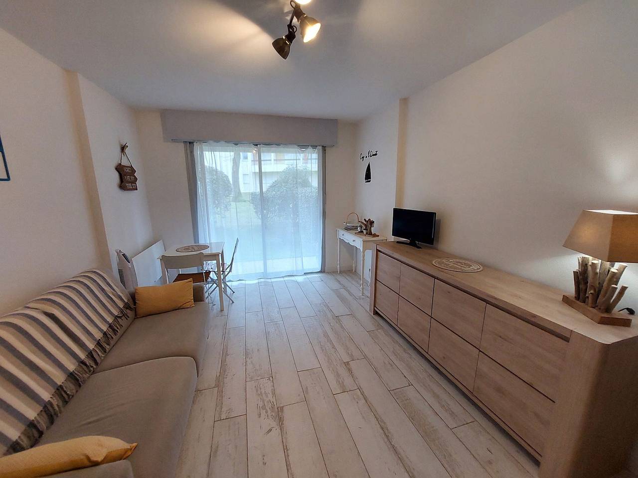 Studio entier, Studio au calme, plage et centre à pied, jardinet ensoleillé, parking privé in Saint-Georges-de-Didonne, Côte de Beauté