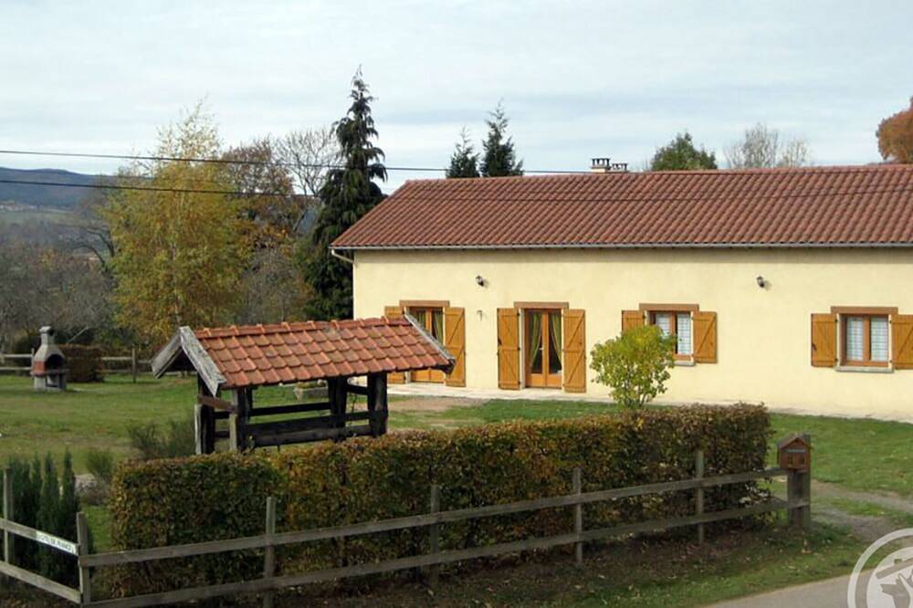 Gîte convivial avec jardin, cheminée et animaux acceptés près de Roanne in La Tuilière, Région de Roanne