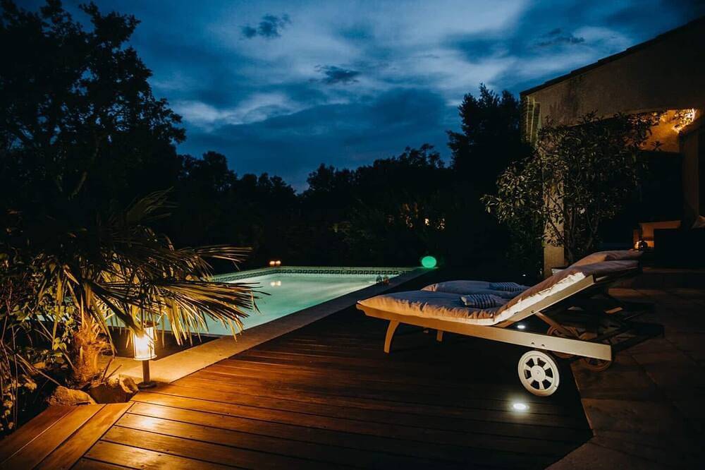 Charming house, Zen atmosphere in the garrigue, Private heated pool & Jacuzzi in Castillon-du-Gard, Region de Nimes