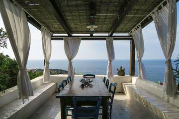 Location de vacances pour 8 personnes, avec jardin ainsi que vue et terrasse dans Pantelleria