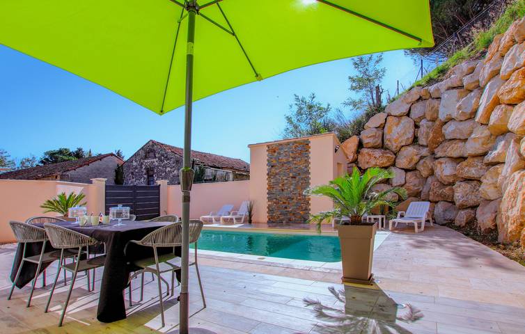 Location de vacances pour 8 personnes, avec jardin ainsi que piscine et terrasse à Sauveterre - 3