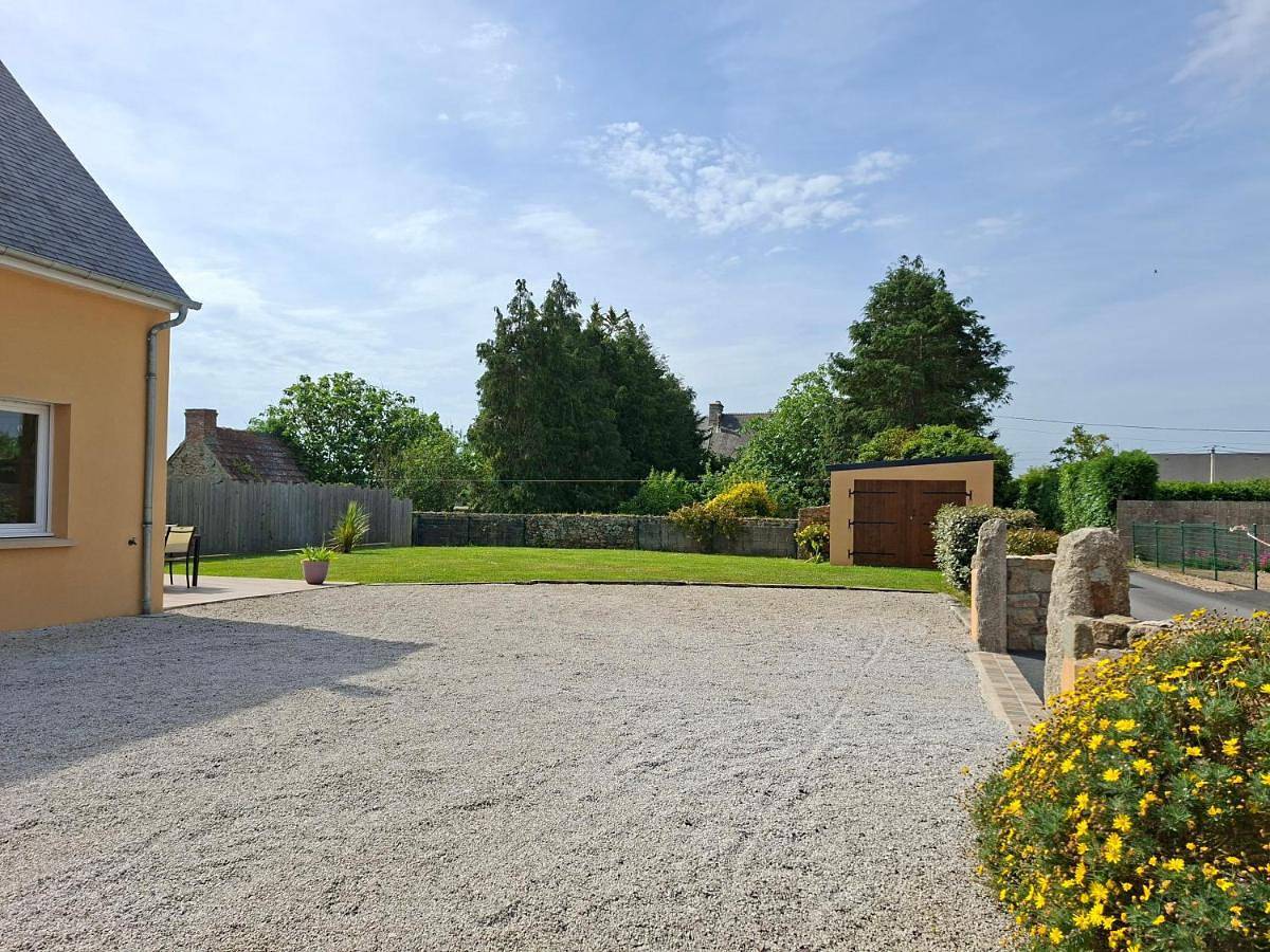 Four-Bedroom House in Quettehou, Région de Cherbourg