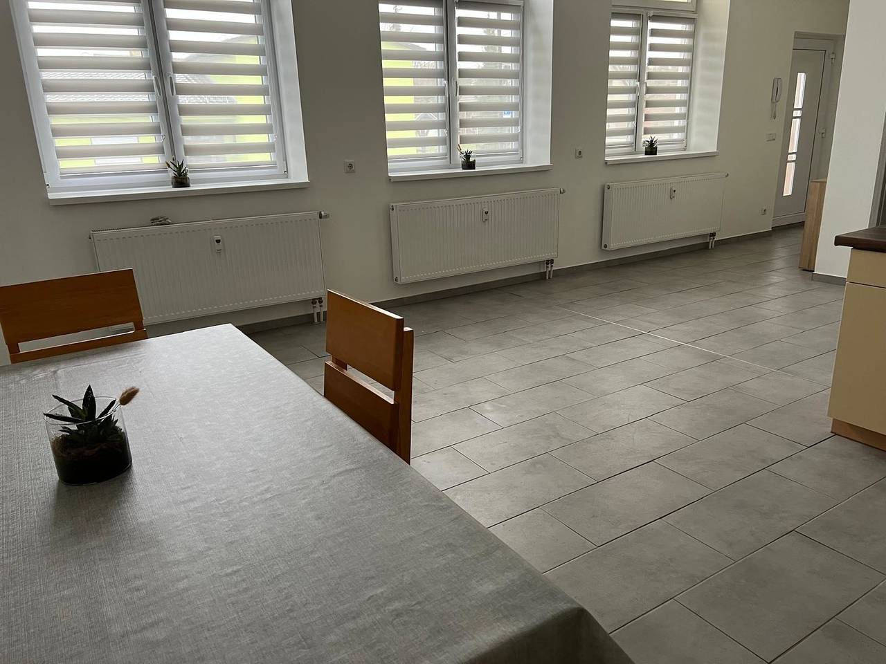 Ganze Ferienwohnung, Grosse Möblierte Wohnung  Zu Vermieten inkl. Parkplatz , Garten in Kolkwitz, Lausitz