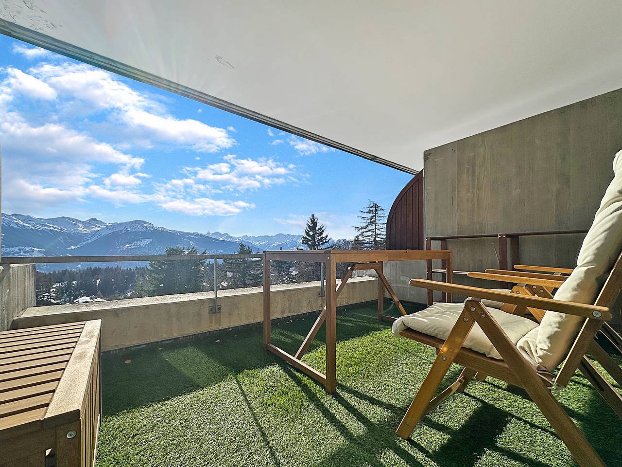 Ganzes Studio, Alpine Club Retreat – Central Studio, Pool & View in Crans-Montana, Sion - Sierre & Umgebung