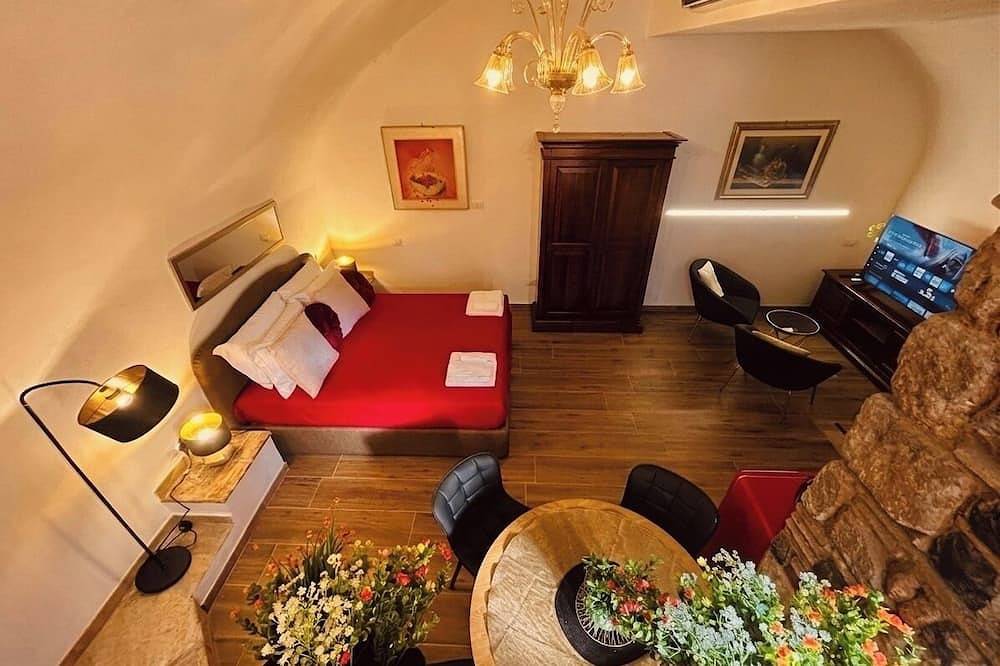 Ganze Wohnung, Charming Spa Suite with Heated Stone Tub & Chromotherapy near Lake Bracciano in Anguillara Sabazia, Braccianosee