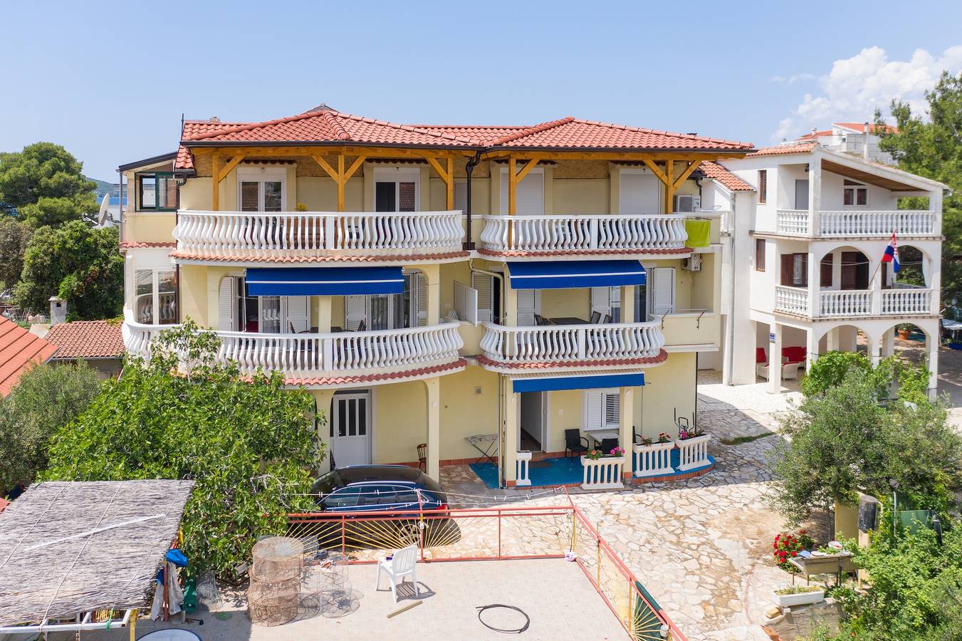 Ganze Wohnung, 2-Zimmer-Ferienwohnung mit Terrasse und Meerblick Grebastica, Sibenik A-20736-c in Grebastica, Šibenik-Knin