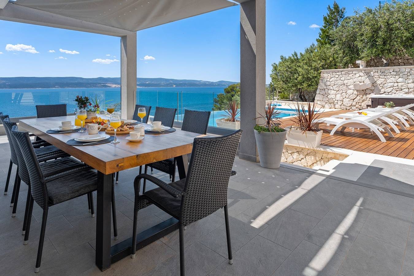 Villa Hrid: Infinity Pool, Private Beach Access and Panoramic Views in Mimice in Mimice, Omiš-Riviera