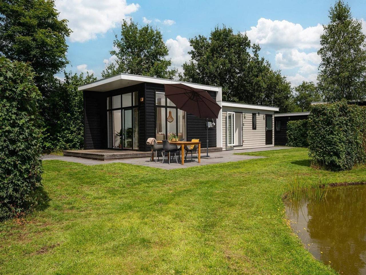 Schilderachtige boslodge nabij Holterberg met uitzicht op het water in Rijssen, Sallandse Heuvelrug
