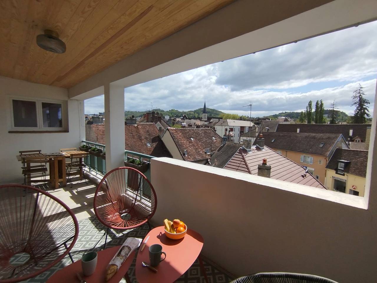 Appartement entier, Appartement centre-ville, avec terrasse au Sud et vue dégagée in Lons-le-Saunier, Jura