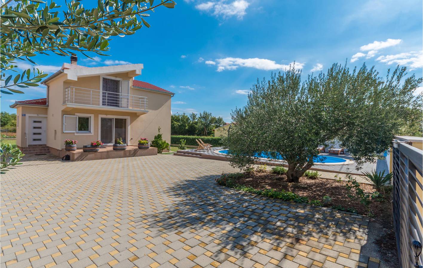Ferienhaus für 8 Personen mit Terrasse in Pristeg, Grad Benkovac