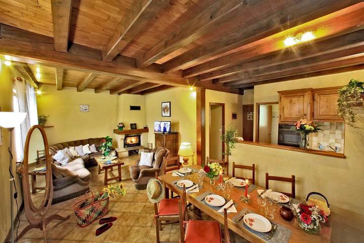 Location de vacances pour 7 personnes, avec Jacuzzi et Terrasse ainsi que Jardin et Piscine à Proissans - 4