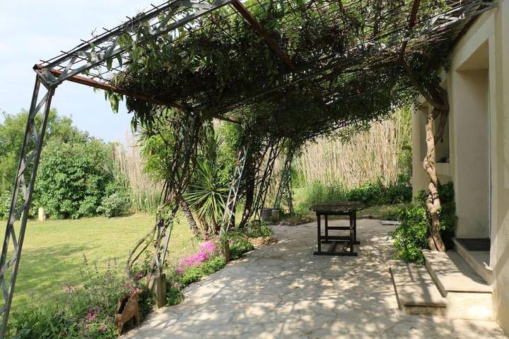 Location de vacances pour 7 personnes, avec vue ainsi que jardin et piscine à Lussan - 2