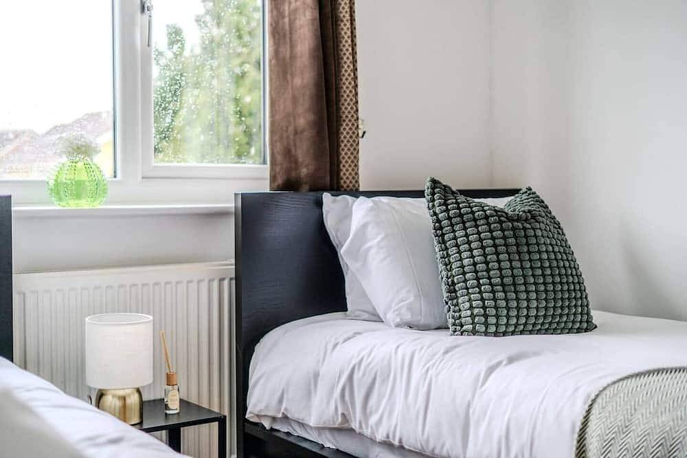 Fowler House – Modern 3-Bedroom Stay in Crawley, West Sussex