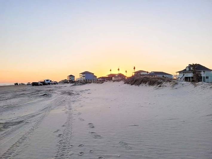 Vacation rental for 8 people, with yard and hot tub in Bolivar Peninsula