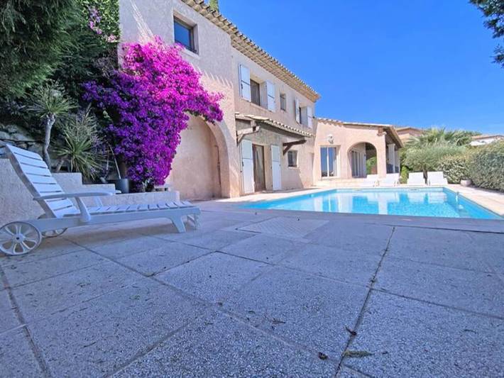 Gîte pour 8 personnes, avec terrasse ainsi que jardin et piscine, animaux acceptés dans Golf Bluegreen Sainte-Maxime - 2
