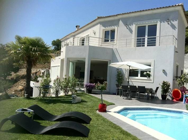 Cottage pour 8 personnes, avec jardin ainsi que piscine et vue, adapté aux familles à Castillon