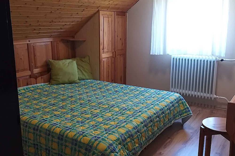 Entire apartment, Holiday apartment with large garden in Gyenesdiás, Keszthely region