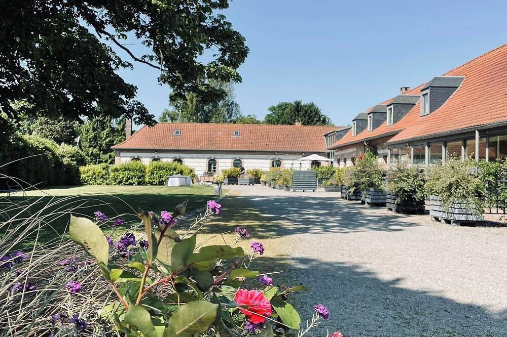 Gîte grande capacité avec piscine intérieure chauffée in Domqueur, Région d'Abbeville