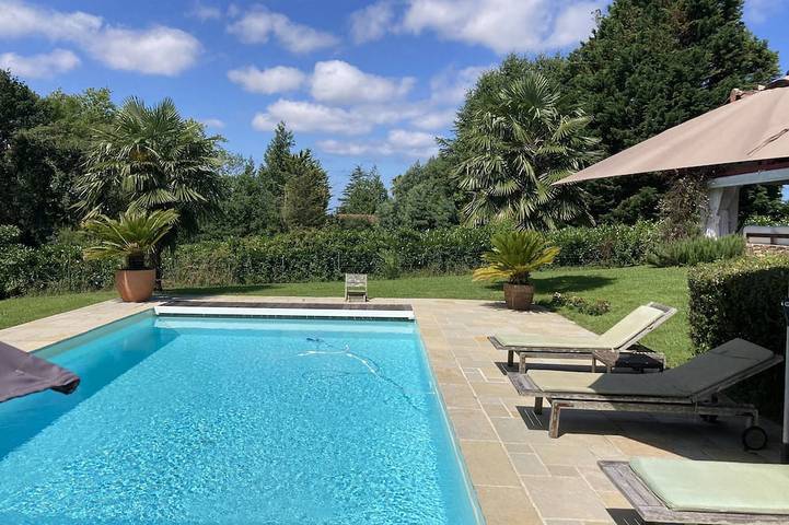 Villa de charme proche Biarritz, avec piscine chauffée & cadre paisible in Arbonne, Région de Bayonne