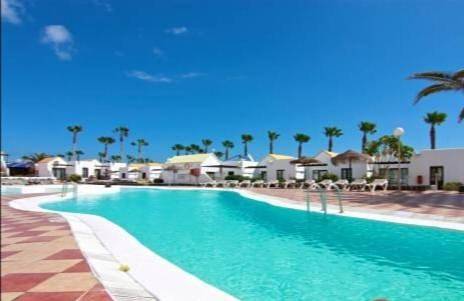 Apartamento de vacaciones para 4 personas, con jardín además de vistas y piscina - 1