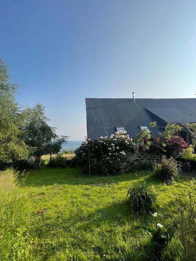 Ancienne grange typique nichée au cœur du Cantal in Le Monteil, Parc naturel régional des Volcans d'Auvergne