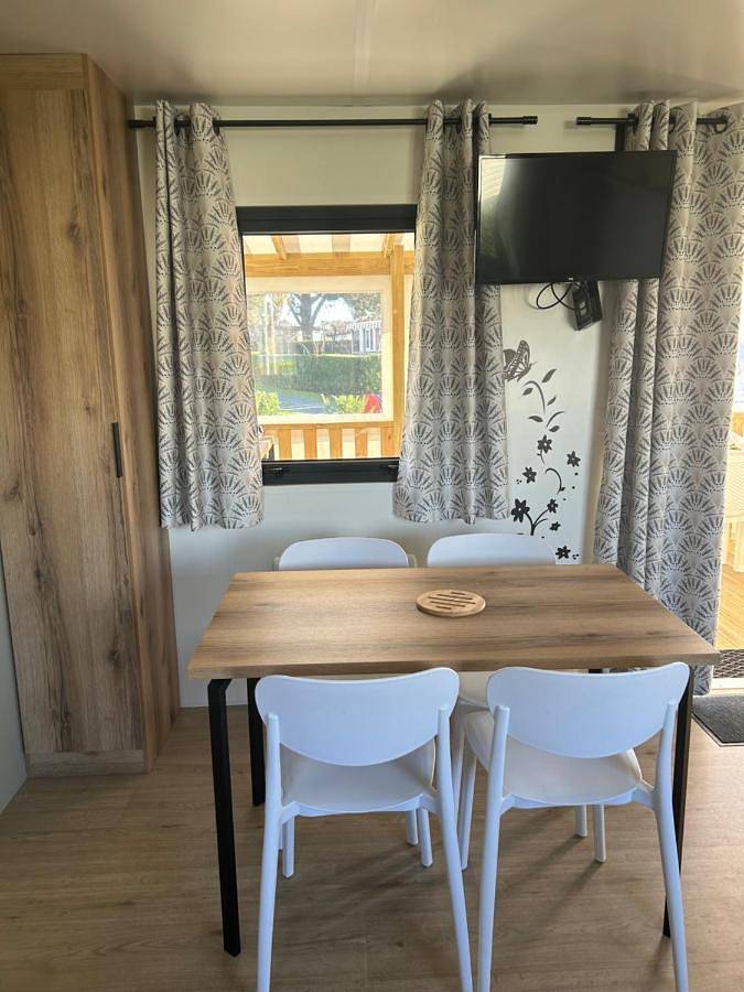 Location de vacances pour 4 personnes, avec bassin pour enfant et jacuzzi ainsi que piscine et terrasse, animaux acceptés dans Luna Park La Palmyre - 4