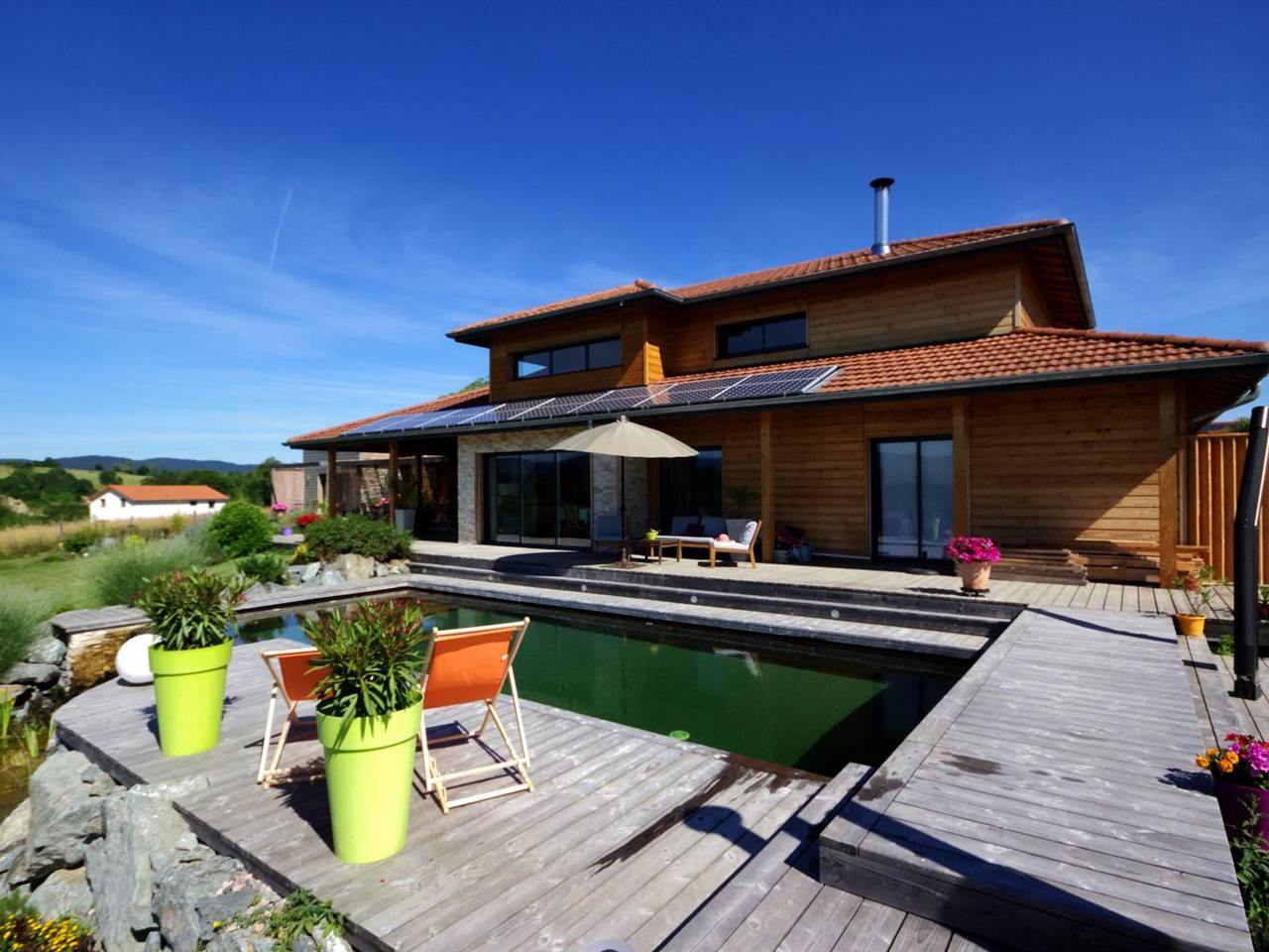 Gîte éco-responsable avec bassin naturel et vue panoramique in Champoly, Région de Roanne