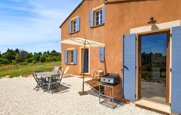Acogedor apartamento de 2 dormitorios con jardín, wifi y aparcamiento cerca del centro de Saint-Trinit in Saint-Trinit, Parque natural regional del Mont Ventoux