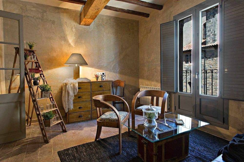 Apartamento entero, El Campaner, con acceso a piscina interior in Olot, Parc Natural de Zona Volcànica de la Garrotxa