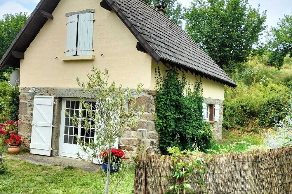 Maison , ancien four à pain,terrasse, plages du Mallet in Fridefont, Région de Saint-Flour