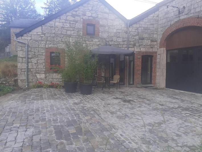 Gîte pour 2 personnes, avec vue et terrasse à Hotton
