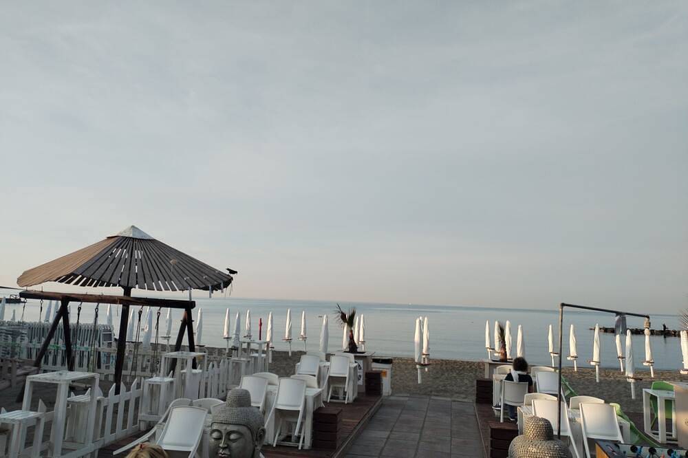 Apartamento entero, Single room with bathroom in front of the sea in Ostia, Roma