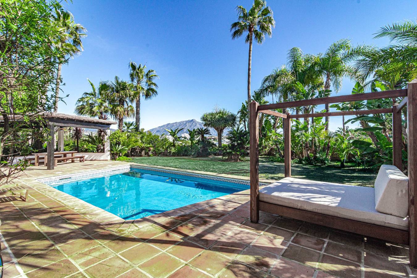 Sunhouse Villa Marbella avec piscine de luxe, jardins et vue sur la montagne in Estepona, Costa del Sol
